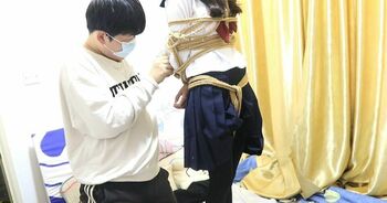 约绑黑丝水手服真实大学生妹子 真实捆绑 首次震动感受