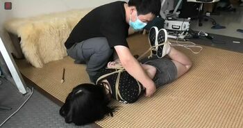 绑了一个美腿小主持，周颖绳体验第二集：帆布鞋、牛仔热裤，怕痒的女孩更要绑成驷