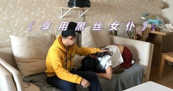 享用黑丝女仆——当19岁的小妹妹穿上JK黑丝公主鞋变成你的女仆时，别犹豫，抱到怀