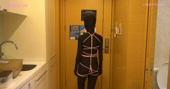 【小萌同学】zentai+龟甲缚的艺术体验，皮革头套里黑暗的束缚+黑色保鲜膜包裹住身