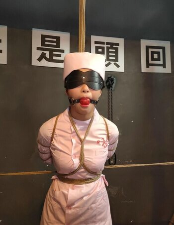 《拘束》下集 女护士被绑架回来被各种捆绑，囚禁笼子里，被固定在刑讯架子上