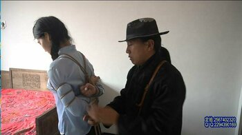 【烽火女杰】漂亮五四装梓潼身份暴露被特务刑房驷马吊老虎凳加砖挠脚心铁钳子夹脚