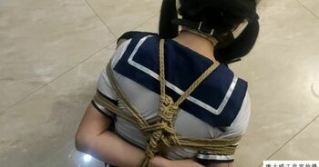 《被放置的一天》婷妹水手服加长筒高跟靴被日式紧缚+海老缚放置挣扎+单腿吊缚+塞入