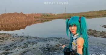 初音未来踩泥 瘦小女孩在黑泥里玩