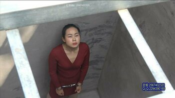 【红裙女犯】因流氓杀人锒铛入狱的女犯王林被手铐脚镣关押在牢房后被押赴刑场